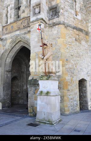 La Bargate, una porta medievale classificata di grado 1 nel centro della città di Southampton, costruita in epoca normanna come parte delle mura cittadine, nell'Hampshire. Foto Stock