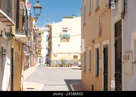 La Vila Joiosa, Spagna - 24 aprile 2024: Vista sulla splendida via Villajoyosa con case multicolore. Villajoyosa - città costiera nella provincia di Alicante Foto Stock