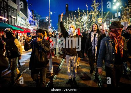 AMSTERDAM - dimostranti su Rembrandtplein. Gli ultimi attivisti pro-Palestina sono stati rimossi dai terreni Binnengasthuis dell'Università di Amsterdam. ANP RAMON VAN FLYMEN netherlands Out - belgio Out Foto Stock