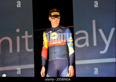 Lucca, Italia. 8 maggio 2024. ITA Johnatan Milan LDT sul podio durante la tappa 5 - Genova-Lucca, giro d'Italia a Lucca, Italia, 08 maggio 2024 Credit: Independent Photo Agency/Alamy Live News Foto Stock