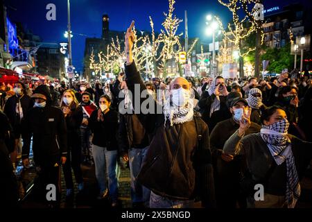 AMSTERDAM - dimostranti su Rembrandtplein. Gli ultimi attivisti pro-Palestina sono stati rimossi dai terreni Binnengasthuis dell'Università di Amsterdam. ANP RAMON VAN FLYMEN netherlands Out - belgio Out Foto Stock