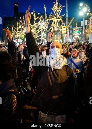 AMSTERDAM - dimostranti su Rembrandtplein. Gli ultimi attivisti pro-Palestina sono stati rimossi dai terreni Binnengasthuis dell'Università di Amsterdam. ANP RAMON VAN FLYMEN netherlands Out - belgio Out Foto Stock