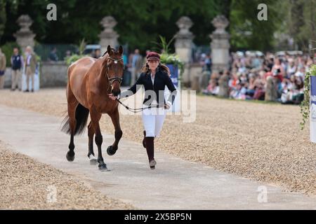 Caroline Powell della nuova Zelanda con CBI Aldo durante la prima ispezione di cavalli a Badminton Horse Trials l'8 maggio 2024, Badminton Estate, Regno Unito (foto di Maxime David - MXIMD Pictures) Foto Stock