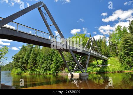 Il famoso ponte pedonale sul lago Wapizagonke del parco nazionale la Mauricie in una giornata di sole Foto Stock