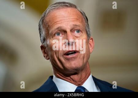 Washington, Stati Uniti. 8 maggio 2024. Il senatore John Thune, R-SD, parla durante una conferenza stampa dopo i pranzi settimanali al Senato presso il Campidoglio degli Stati Uniti a Washington, DC, mercoledì 8 maggio 2024. Foto di Bonnie Cash/UPI credito: UPI/Alamy Live News Foto Stock