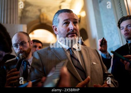 Washington, Stati Uniti. 8 maggio 2024. Il Sen. Ted Cruz, R-TX, parla alla stampa dopo i pranzi settimanali al Senato presso il Campidoglio degli Stati Uniti a Washington, DC, mercoledì 8 maggio 2024. Foto di Bonnie Cash/UPI credito: UPI/Alamy Live News Foto Stock