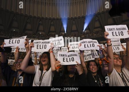 Roma, Italia. 8 maggio 2024. Fan durante il concerto di Pinguini attici Nucleari Fake News Indoor Tour PALASPORT 2024, al Palazzo dello Sport, 8 maggio 2024, Roma, Italia. Credito: Live Media Publishing Group/Alamy Live News Foto Stock