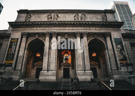 La facciata della filiale principale della New York Public Library (NYPL) sulla Fifth Avenue - Manhattan, New York City Foto Stock