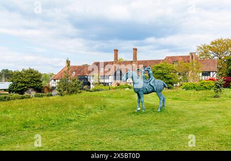 Statua in bronzo "Lovers on Horseback" di Sophie Ryder vicino al Laboratory Building a RHS Garden Wisley, Surrey, Inghilterra sud-orientale in primavera Foto Stock