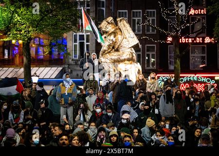 AMSTERDAM - dimostranti su Rembrandtplein vicino alla statua del Pensatore. Gli ultimi attivisti pro-Palestina sono stati rimossi dai terreni Binnengasthuis dell'Università di Amsterdam. ANP RAMON VAN FLYMEN netherlands Out - belgio Out Foto Stock