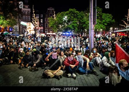 AMSTERDAM - i manifestanti protestano pacificamente contro Rembrandtplein. Gli ultimi attivisti pro-Palestina sono stati rimossi dai terreni Binnengasthuis dell'Università di Amsterdam. ANP RAMON VAN FLYMEN netherlands Out - belgio Out Foto Stock