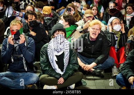 AMSTERDAM - i manifestanti protestano pacificamente contro Rembrandtplein. Gli ultimi attivisti pro-Palestina sono stati rimossi dai terreni Binnengasthuis dell'Università di Amsterdam. ANP RAMON VAN FLYMEN netherlands Out - belgio Out Foto Stock