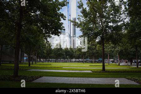 Il Parco fuori dal National September 11 Memorial and Museum con il One World Trade Center sullo sfondo - Manhattan, New York City Foto Stock