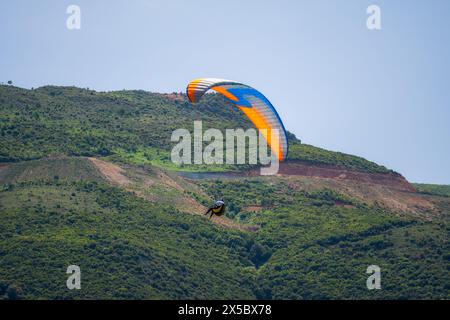 Parapendio volare sulle montagne nel giorno di estate Foto Stock