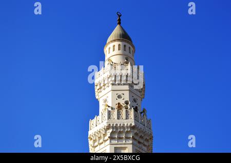 Splendida e storica architettura islamica a Medina, è il minareto della moschea di Quba. Foto Stock