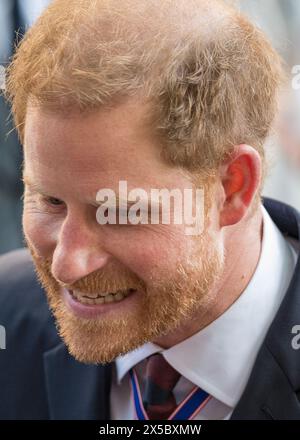 Londra, Regno Unito 8 maggio 2024 il Principe Harry lascia la Cattedrale di St Paul, dopo aver partecipato ad una messa per commemorare il decimo anniversario degli Invictus Games. Viene salutato fuori da folle di tifosi e si ferma per stringere la mano a sostenitori e sostenitori. Foto Stock