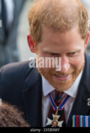 Londra, Regno Unito 8 maggio 2024 il Principe Harry lascia la Cattedrale di St Paul, dopo aver partecipato ad una messa per commemorare il decimo anniversario degli Invictus Games. Viene salutato fuori da folle di tifosi e si ferma per stringere la mano a sostenitori e sostenitori. Foto Stock