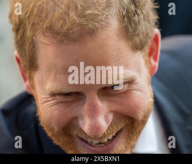 Londra, Regno Unito 8 maggio 2024 il Principe Harry lascia la Cattedrale di St Paul, dopo aver partecipato ad una messa per commemorare il decimo anniversario degli Invictus Games. Viene salutato fuori da folle di tifosi e si ferma per stringere la mano a sostenitori e sostenitori. Foto Stock