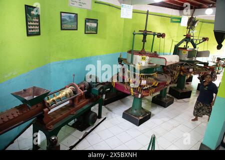 Geragama Estate Rd, Pilimathalawa, Sri Lanka. 10.02.23 l'interno di una fabbrica di tè. Macchine per asciugare e selezionare le foglie di tè Foto Stock