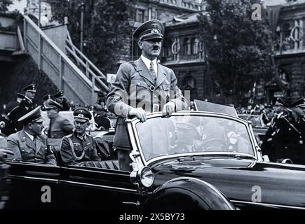 Adolf Hitler in piedi nella sua auto mentre viaggia attraverso l'antica città di Norimberga per aprire il Congresso nazista Foto Stock