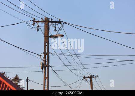 Linee elettriche nel villaggio Foto Stock