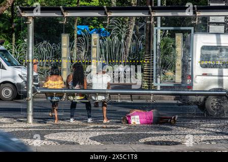 Salvador, Bahia, Brasile - 14 aprile 2019: Un senzatetto dorme sul pavimento di una strada nella città di Salvador, Bahia. Foto Stock