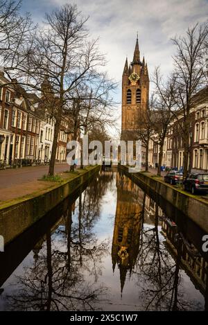 La torre pendente di Oude Kirk a Delft, Paesi Bassi, è soprannominata Old John o Old Jan. Foto Stock