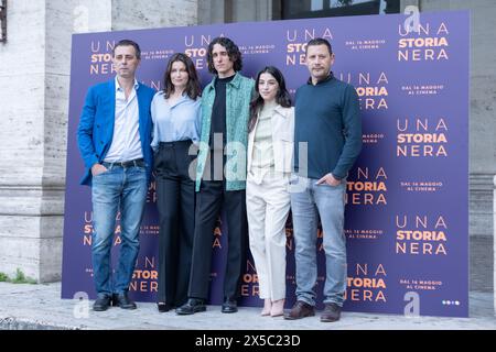 Roma, Italia. 8 maggio 2024. Il cast partecipa alla photocall del film "una storia nera" allo Space Cinema moderno di Roma (foto di Matteo Nardone/Pacific Press) crediti: Pacific Press Media Production Corp./Alamy Live News Foto Stock