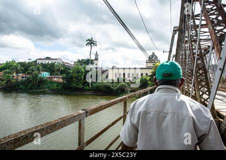 Cachoeira, Bahia, Brasile - 10 agosto 2019: Un pedone sta attraversando il ponte di ferro Dom Pedro II nella città di Cachoeira, Bahia. Foto Stock