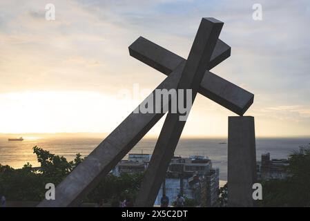 Salvador, Bahia, Brasile - 23 agosto 2019: Vista del monumento a croce caduto nel centro storico della città di Salvador, Bahia. Foto Stock