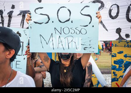 Salvador, Bahia, Brasile - 26 ottobre 2019: Attivisti protestano con striscioni e manifesti davanti al faro di barra, contro il petrolio versato in Brasile Foto Stock