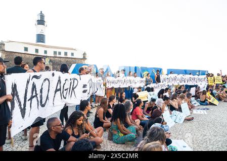 Salvador, Bahia, Brasile - 26 ottobre 2019: Attivisti protestano con striscioni e manifesti davanti al faro di barra, contro il petrolio versato in Brasile Foto Stock