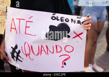 Salvador, Bahia, Brasile - 26 ottobre 2019: Attivisti protestano con striscioni e manifesti davanti al faro di barra, contro il petrolio versato in Brasile Foto Stock