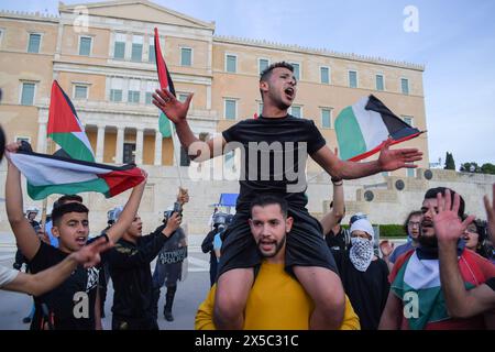 Atene, Grecia. 7 maggio 2024. Un manifestante sulle spalle canta slogan durante una manifestazione pro-palestinese contro le azioni israeliane a Rafah. (Foto di Dimitris Aspiotis/Pacific Press) credito: Pacific Press Media Production Corp./Alamy Live News Foto Stock