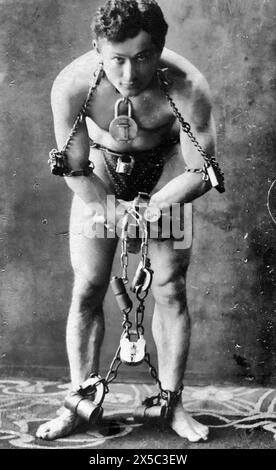 Harry Houdini, ritratto a figura intera, in piedi, davanti, in catene, 1903 Foto Stock