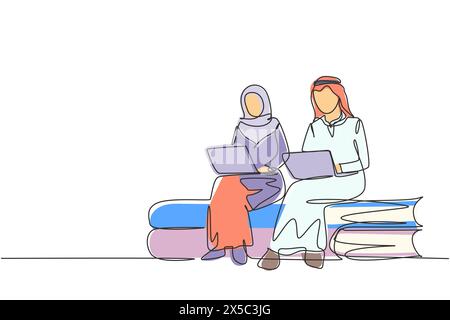 Una sola linea che disegna una coppia araba con un laptop seduto su una pila di libri insieme. Freelance, apprendimento a distanza, corsi online, studio. Continua Illustrazione Vettoriale
