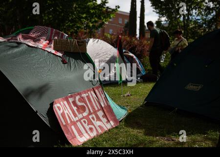 Madrid, Spagna. 8 maggio 2024. Gli studenti si sono accampati contro il genocidio a Gaza durante il campus dell'Università Complutense di Madrid. (Foto di Fer Capdepon Arroyo/Pacific Press) credito: Pacific Press Media Production Corp./Alamy Live News Foto Stock