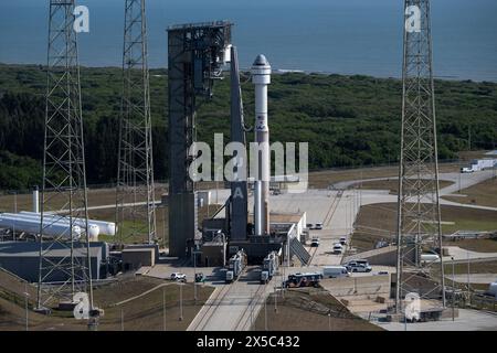 Cape Canaveral, Stati Uniti. 8 maggio 2024. Un razzo Atlas V della United Launch Alliance (ULA) con la navicella spaziale CST-100 Starliner della Boeing a bordo viene riportato alla Vertical Integration Facility per sostituire una valvola di regolazione della pressione sul razzo Atlas V, alla Cape Canaveral Space Force Station (CCSFS) in Florida mercoledì 8 maggio 2024. Il Boeing Crew Flight test della NASA sarà il primo lancio con gli astronauti della navicella Boeing CFT-100 e del razzo United Launch Alliance Atlas V verso la stazione spaziale Internazionale. Foto NASA di Joel Kowsky/UPI crediti: UPI/Alamy Live News Foto Stock