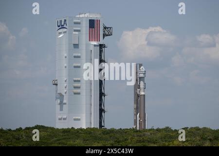 Cape Canaveral, Stati Uniti. 8 maggio 2024. Un razzo Atlas V della United Launch Alliance (ULA) con la navicella spaziale CST-100 Starliner della Boeing a bordo viene riportato alla Vertical Integration Facility per sostituire una valvola di regolazione della pressione sul razzo Atlas V, alla Cape Canaveral Space Force Station (CCSFS) in Florida mercoledì 8 maggio 2024. Il Boeing Crew Flight test della NASA sarà il primo lancio con gli astronauti della navicella Boeing CFT-100 e del razzo United Launch Alliance Atlas V verso la stazione spaziale Internazionale. Foto NASA di Joel Kowsky/UPI crediti: UPI/Alamy Live News Foto Stock