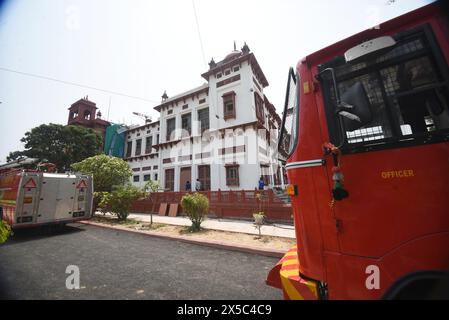 Patna, India. 8 maggio 2024. PATNA, INDIA - 8 MAGGIO: I vigili del fuoco arrivano dopo che l'incendio è scoppiato nel complesso del Museo di Patna l'8 maggio 2024 a Patna, India. Lo storico Museo di Patna, che ospita una collezione di ricchi manufatti, dipinti rari e tronchi di alberi fossili risalenti a 200 milioni di anni fa, è stato chiuso per i visitatori dal 1° giugno dello scorso anno per intraprendere un rinnovamento del suo edificio di 96 anni fa. (Foto di Santosh Kumar/Hindustan Times/Sipa USA) credito: SIPA USA/Alamy Live News Foto Stock