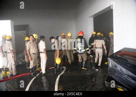 Patna, India. 8 maggio 2024. PATNA, INDIA - 8 MAGGIO 2024: Vigili del fuoco in azione dopo lo scoppio di un incendio nel complesso del Museo di Patna, in India. Lo storico Museo di Patna, che ospita una collezione di ricchi manufatti, dipinti rari e tronchi di alberi fossili risalenti a 200 milioni di anni fa, è stato chiuso per i visitatori dal 1° giugno dello scorso anno per intraprendere un rinnovamento del suo edificio di 96 anni fa. (Foto di Santosh Kumar/Hindustan Times/Sipa USA) credito: SIPA USA/Alamy Live News Foto Stock