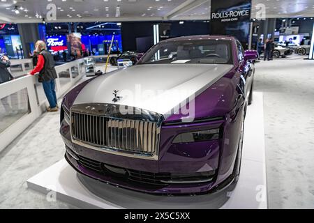 New York City, USA - 27 marzo 2024: Auto di lusso Rolls Royce Spectre al New York International Auto Show, vista d'angolo anteriore Foto Stock