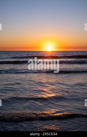 Il sole tramonta sul Golfo del Messico sull'isola Anna Maria, Florida, Stati Uniti. Foto Stock