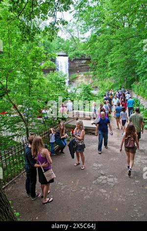 Gli ospiti apprezzano la vita all'aria aperta di Minnehaha Falls/Minnehaha Park a Minneapolis, Minnesota, Stati Uniti. Foto Stock