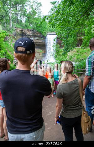 Gli ospiti apprezzano la vita all'aria aperta di Minnehaha Falls/Minnehaha Park a Minneapolis, Minnesota, Stati Uniti. Foto Stock