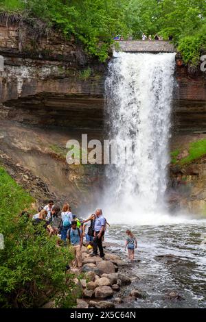 Gli ospiti apprezzano la vita all'aria aperta di Minnehaha Falls/Minnehaha Park a Minneapolis, Minnesota, Stati Uniti. Foto Stock