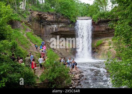 Gli ospiti apprezzano la vita all'aria aperta di Minnehaha Falls/Minnehaha Park a Minneapolis, Minnesota, Stati Uniti. Foto Stock