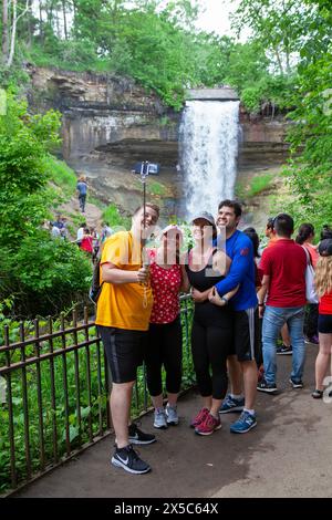 Gli ospiti apprezzano la vita all'aria aperta di Minnehaha Falls/Minnehaha Park a Minneapolis, Minnesota, Stati Uniti. Foto Stock
