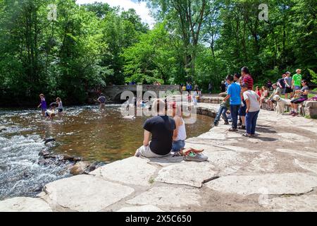 Gli ospiti apprezzano la vita all'aria aperta di Minnehaha Falls/Minnehaha Park a Minneapolis, Minnesota, Stati Uniti. Foto Stock