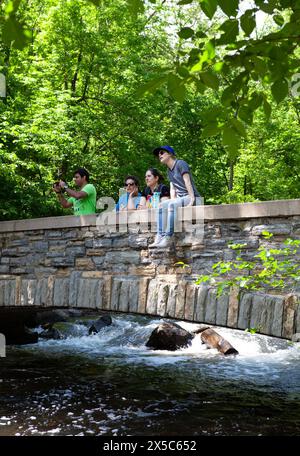 Gli ospiti apprezzano la vita all'aria aperta di Minnehaha Falls/Minnehaha Park a Minneapolis, Minnesota, Stati Uniti. Foto Stock